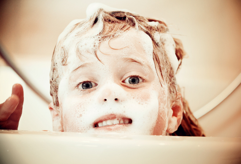 Lavagem reversa: é possível usar o condicionador antes do shampoo?
